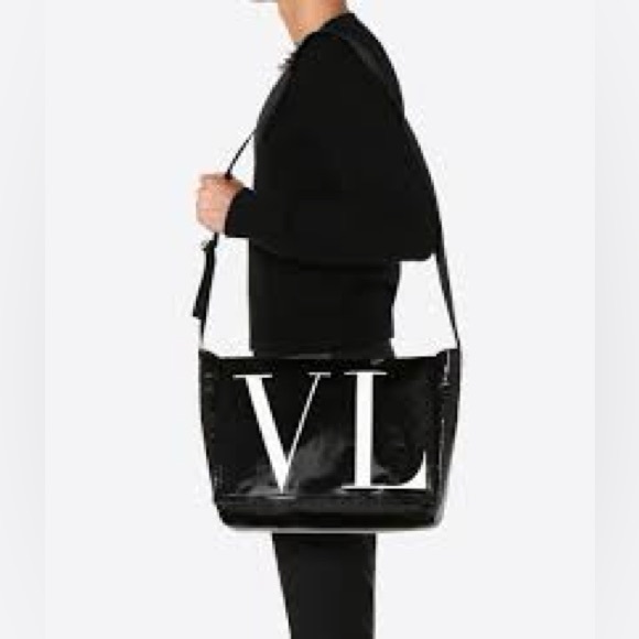 VALENTINOLogo Messenger Bag.Great condition.Used once.